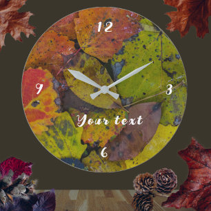 Farbige Herbstblätter nach Regen Große Wanduhr