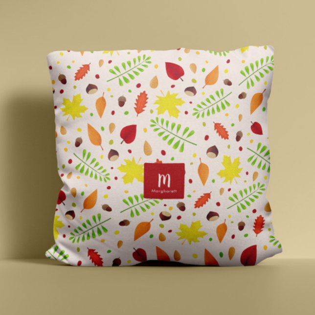 Farbige Herbstlaub individuelle Name-Monogramm Kissen (Colorful fall leaves pillow with custom name and monogram for personalized autumn home decor)