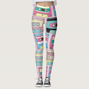 Farbige Kassetten, rosa Hintergrundmuster. Leggings