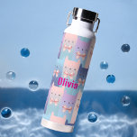 Farbige Katzen und rosa Bohnen, Wasserfarben Perso Trinkflasche<br><div class="desc">Ein farbenfroher Hintergrund von Katzen mit rosa Bögen macht eine niedliche Personalisierte Wasserflasche. Passen Sie es mit Ihrem Namen oder Ihren Initialen an. Kontaktieren Sie mich für weitere Änderungen. Danke,  dass du unser Geschäft besucht hast! Copyright steigt in Style Designs LLC.</div>