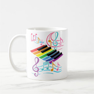 Farbige Klaviertastatur  Musiknoten  Musikerin Pia Kaffeetasse