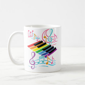 Farbige Klaviertastatur  Musiknoten  Musikerin Pia Kaffeetasse