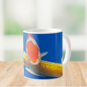 Farbige Koi im blauen Pool Kaffeetasse