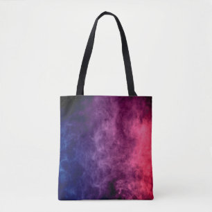 Farbige lila und blaue Rauchwolken auf dunklem Hin Tasche