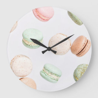 Farbige Macarons: Süßer fallender Muster. Große Wanduhr