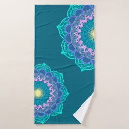 Farbige Mandala auf blauem Hintergrund Badehandtuch