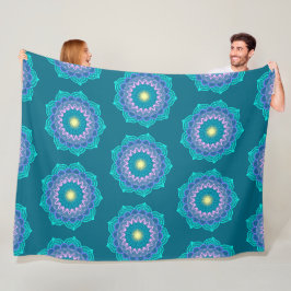 Farbige Mandala auf blauem Hintergrund Fleecedecke