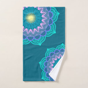 Farbige Mandala auf blauem Hintergrund Handtuch