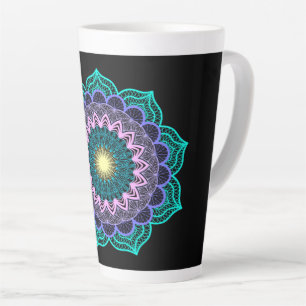 Farbige Mandala auf schwarzem Hintergrund Milchtasse