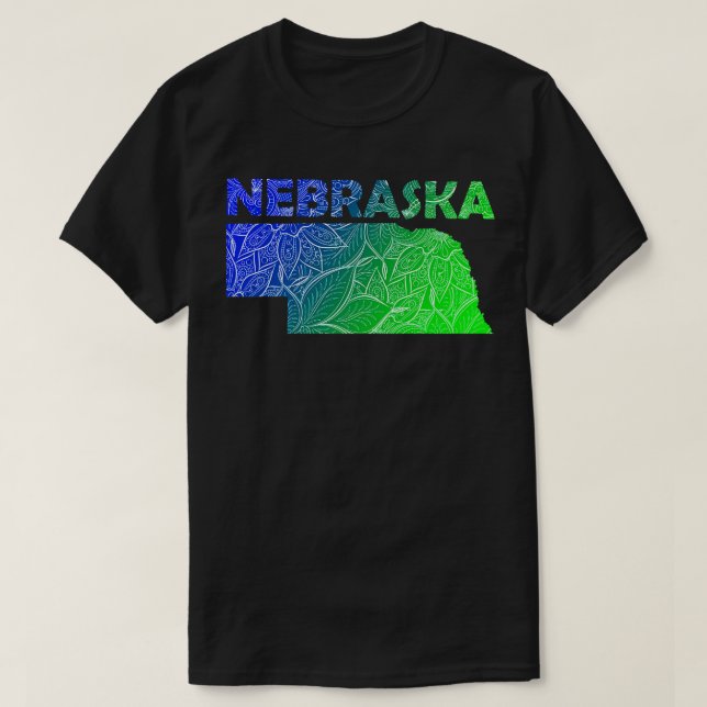 Farbige Mandala Kunstkarte von Nebraska mit Text i T-Shirt (Design vorne)