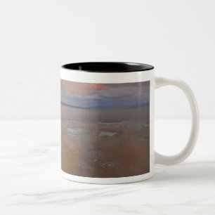 Farbige Mineralablagerungen treten aus Black Pool Zweifarbige Tasse