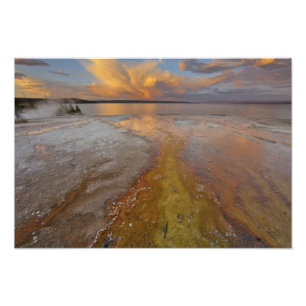Farbige Mineraleinlagerungen treten aus Black Pool Fotodruck