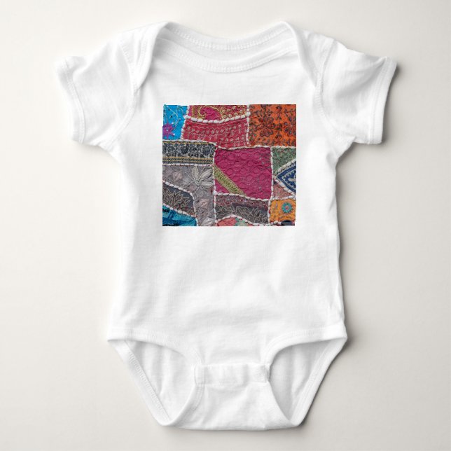 Farbige Patchwork-Teppiche Details Baby Strampler (Vorderseite)