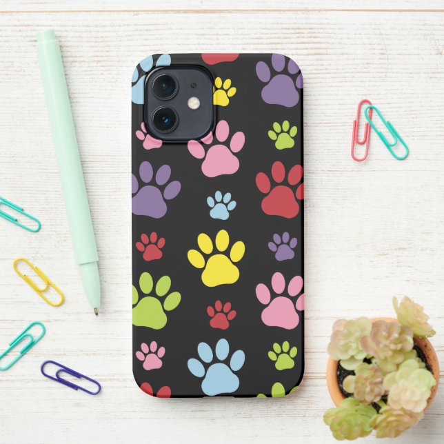 Farbige Paws, Muster, Paw Prints, Hundeschrauben iPhone 12 Hülle (Auf dem Schreibtisch)