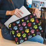 Farbige Paws, Muster, Paw Prints, Hundeschrauben Laptopschutzhülle<br><div class="desc">Niedliches,  lustiges und hübsches Muster mit bunten Pfoten. Modernes und trendiges Geschenk,  perfekt für den Hundeliebhaber in Ihrem Leben.</div>