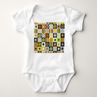 Farbige Punkte, Kreise, Streifen Hintergrund. Baby Strampler