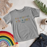 Farbige Regenbogenbriefe | 1. Schultag<br><div class="desc">Mit diesem "Kindergarten Vibes Only" T - Shirt bestechen Sie den ersten Schultag! Mit farbenfrohen Regenbogenbriefen und einem spielerischen Design ist dieser Tee perfekt für Kleine, die auf ihre Schulreise gehen. Aus weichem, atmungsaktivem Stoff gefertigt, sorgt er für den ganztägigen Komfort für aktive Kinder. Dieser stilvolle und fröhliche T -...</div>