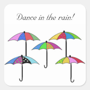 Farbige Regenschirme tanzen im Regen Quadratischer Aufkleber