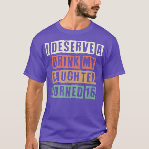 Farbige Retro lustig verdiene ich ein Getränk mein T-Shirt
