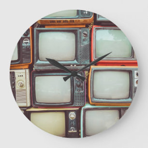 Farbige Retro-TV-Stapel, vintage. Große Wanduhr