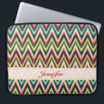 Farbige Retro-Zickzack Muster Monogramm Laptopschutzhülle<br><div class="desc">Farbenvolles Retro-Zickzack nahtloses Muster mit anpassbarem und optionalem Monogramm. Verfügbar auf anderen Produkten.</div>