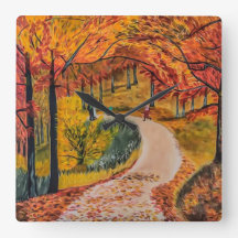 Farbige, ruhige Uhr an der Waldwand