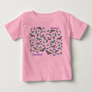 Farbige Schmetterlinge auf Babypink - Baby T - Shi T-shirt