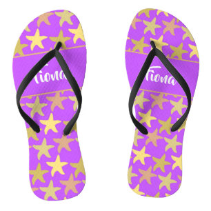 Farbige Seesterne auf lila Flip Flops
