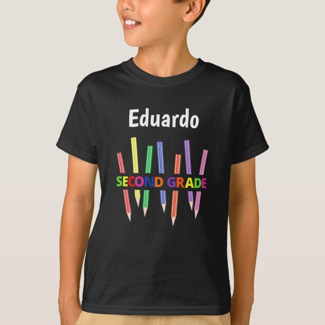 Farbige Stifte 2. T - Shirt des Jungen der Klasse  (Vorderseite)