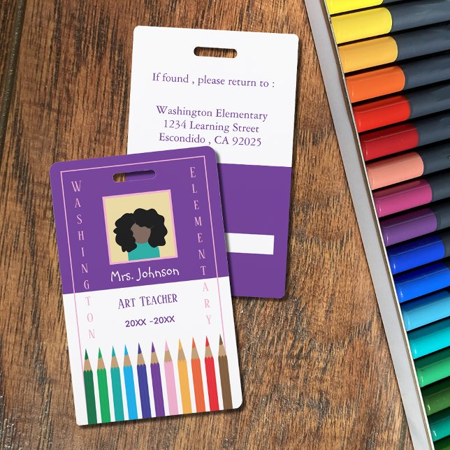 Farbige Stifte Art Lehrer Foto ID Abzeichen Ausweis (Vertical purple and white teacher photo ID badge featuring colored pencils . )