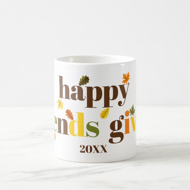 Farbige Typografie Happy Friendsgiving 2019 Herbst Kaffeetasse (Mittel)