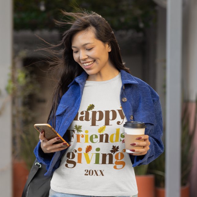 Farbige Typografie Happy Friendsgiving Fall T-Shirt (Von Creator hochgeladen)