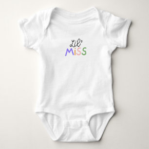 Farbige und lustige Schrift auf diesem Lil' Miss. Baby Strampler