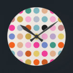 Farbige Vintage geometrische Punkte Runde Wanduhr<br><div class="desc">Farbenfrohe Vintage geometrische Punkte - Retro-Design - cremeweißer Hintergrund und bunte Punkte in Rosa,  Gelb,  Grün,  Blau und Orange.</div>
