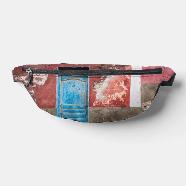 Farbige Wand mit blauer Tür Bauchtasche (Ablage )