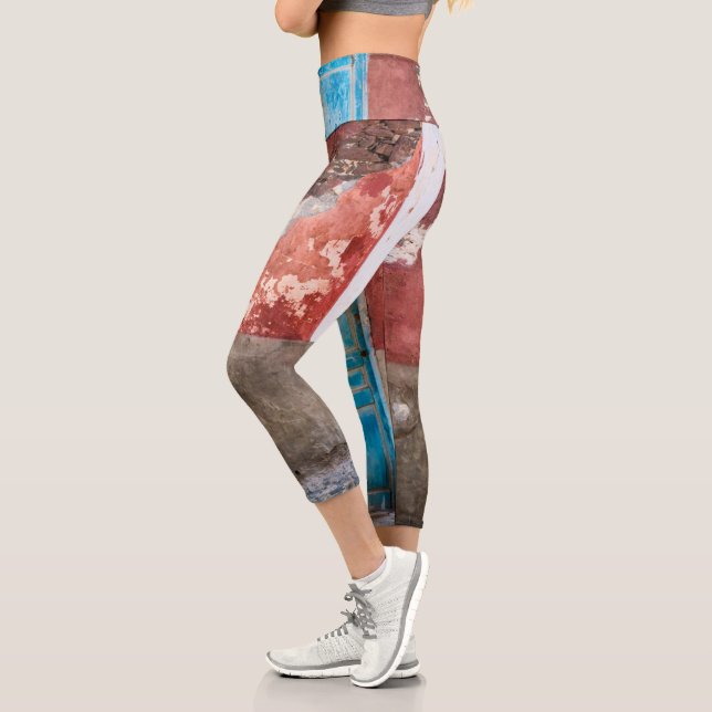 Farbige Wand mit blauer Tür Capri Leggings (Links)