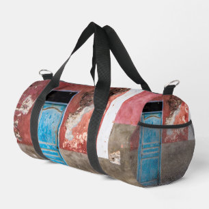 Farbige Wand mit blauer Tür Duffle Bag