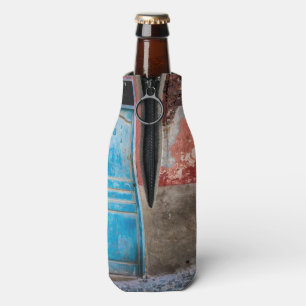 Farbige Wand mit blauer Tür Flaschenkühler