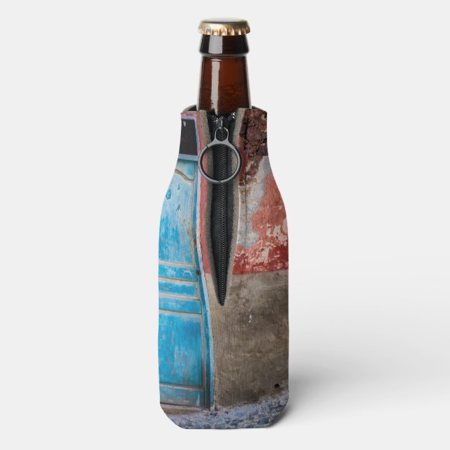Farbige Wand mit blauer Tür Flaschenkühler (Flasche Rückseite)