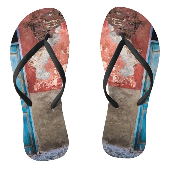 Farbige Wand mit blauer Tür Flip Flops (Fußbett)