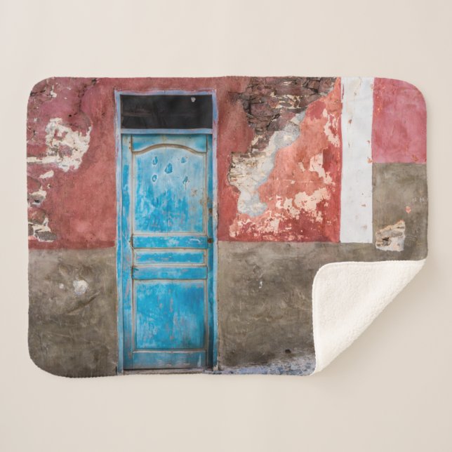 Farbige Wand mit blauer Tür Sherpadecke (Vorderseite (Horizontal))