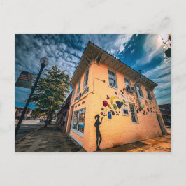 Farbige Wandmalerei auf gelbem Gebäude im Stadtzen Postkarte