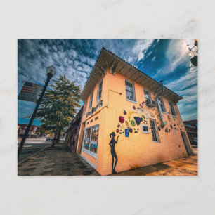 Farbige Wandmalerei auf gelbem Gebäude im Stadtzen Postkarte