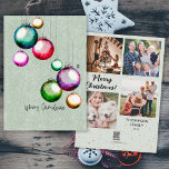 Farbige Weihnachtsbälle 4 Familienfoto Collage Feiertagskarte<br><div class="desc">Sie suchen eine Weihnachtskarte mit Weihnachtsbälle und Schneeflocken? Schauen Sie sich unsere farbenfrohe Weihnachtsbälle 4 Familienfoto Collage Holiday Card an! Auf dieser Karte befinden sich schöne Weihnachtsbälle und Schneeflocken. Im Hintergrund können Sie den Text personalisieren und 4 Fotos hinzufügen. Dieses Design ist ein einzigartiges Kunstwerk, das von mir handgezeichnet und...</div>