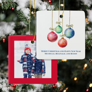 Farbige Weihnachtsdekorationen mit individuellem F Keramikornament