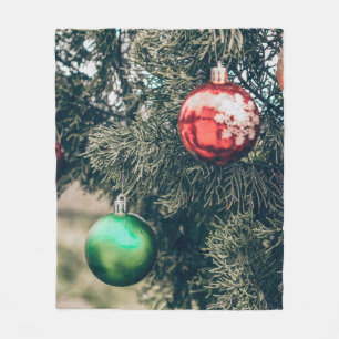 Farbige Weihnachtskugel-Dekoration auf einem Baum. Fleecedecke