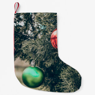 Farbige Weihnachtskugel-Dekoration auf einem Baum. Kleiner Weihnachtsstrumpf