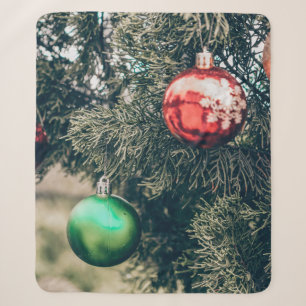 Farbige Weihnachtskugeln-Dekoration auf einem Baum Sherpadecke
