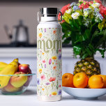 Farbige Wildblume Blumenmuster Weichgrüne Mama Trinkflasche<br><div class="desc">Wasserflasche für Mama mit bunten Wildblumen und fett-modernen grünen Schriften auf sanftem grünem Hintergrund. Das Design zeigt hübsche wilde Blume mit "Mama" in verzierter Typografie. Bitte stöbern Sie in meiner Mother's Day Wildblume Collection für weitere Blumenkarten und Geschenke.</div>