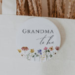 Farbige Wildblume Oma zu sein Button<br><div class="desc">Diese knallfarbige Wildblume Oma-to-be-Taste ist perfekt für Ihre einfache, skurrile, boho Regenbogensommerdusche. Die hellen, zauberhaften Rosa-, Gelb-, Orange- und Goldfloralen verleihen diesem Produkt das Gefühl eines minimalistischen, eleganten und Vintagen Hippie-Frühlinggartens. Das moderne Design ist künstlerisch und zart und zeigt eine klassische erdige Wiese in Aquarell. Egal, für welchen Blickwinkel Sie...</div>